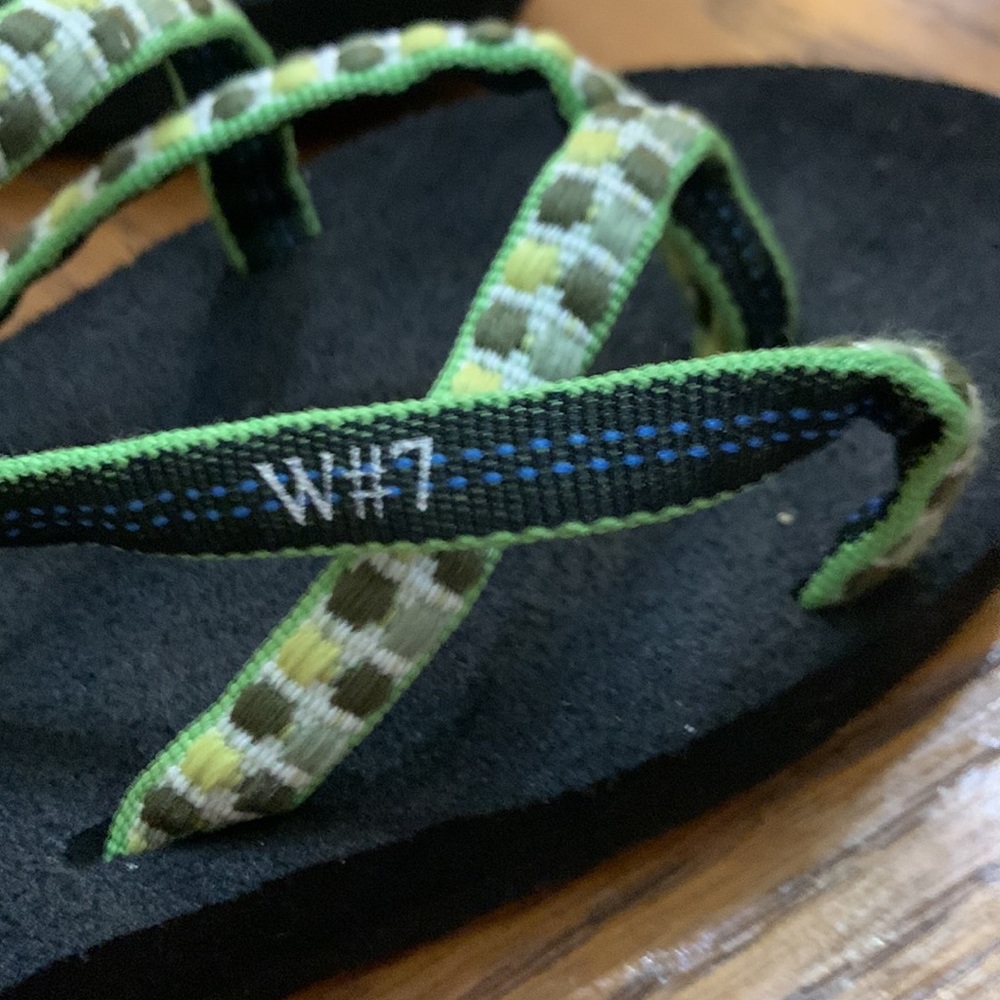 Teva Olowahu Strappy Flip Flops Green Yellow White Pattern Size 7 - Picture 6 of 12